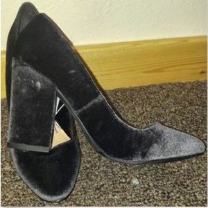 3/$25 Gray Velvet Chunky Heeled Pumps Size 8